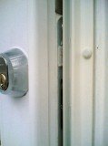 Dørsprækken på udadgående døre bør sikres imod opbrækning med fx koben, ved at montere en sikkerheds skinne.