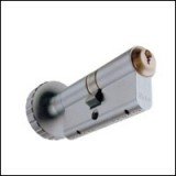 dråbeværk cylindere monteres typisk på stanglåse/3 punkts låse, hvor man trækker op i dørgrebet.