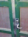 En stålskinne monteres i hele dørens højde, for at sikre imod opbrækning med fx koben.